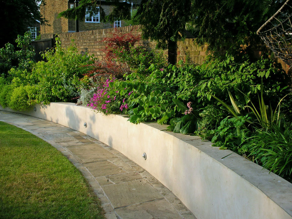 Sloping curved rendered wall